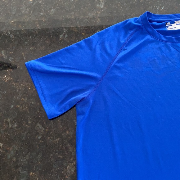 Men’s Under Amour heat gear athletic shirt. - Picture 2 of 4